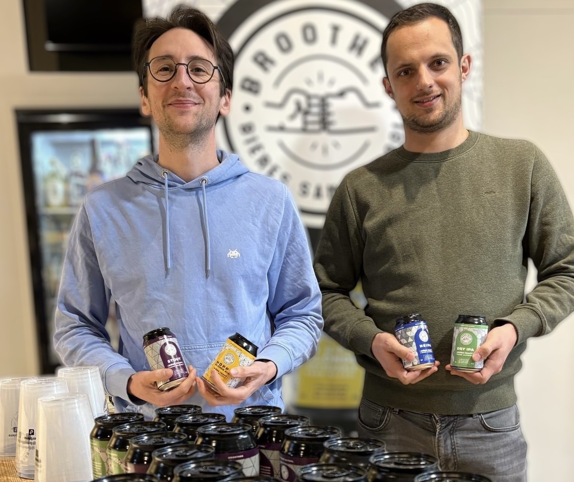 Stand BROOTHER sur un marché — dégustation de bière craft sans alcool